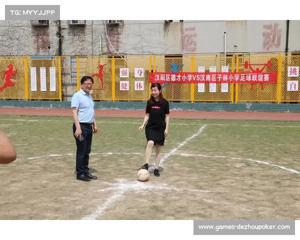 波波夫与金廷赛后温情互动展现体育精神与友谊力量 波波夫与金廷赛后温情互动展现体育精神与友谊力量