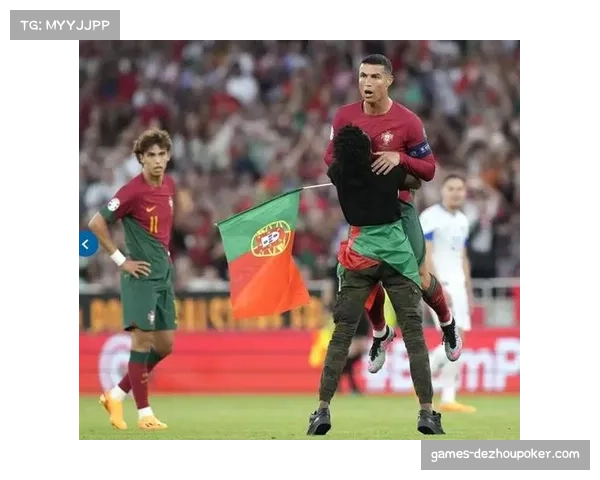 中国球迷远赴多伦多观赛展现群众体育热情关注球员国际舞台表现