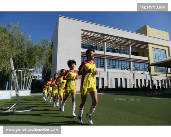 恶劣天气下比赛照常进行,球员拼搏精神获赞。